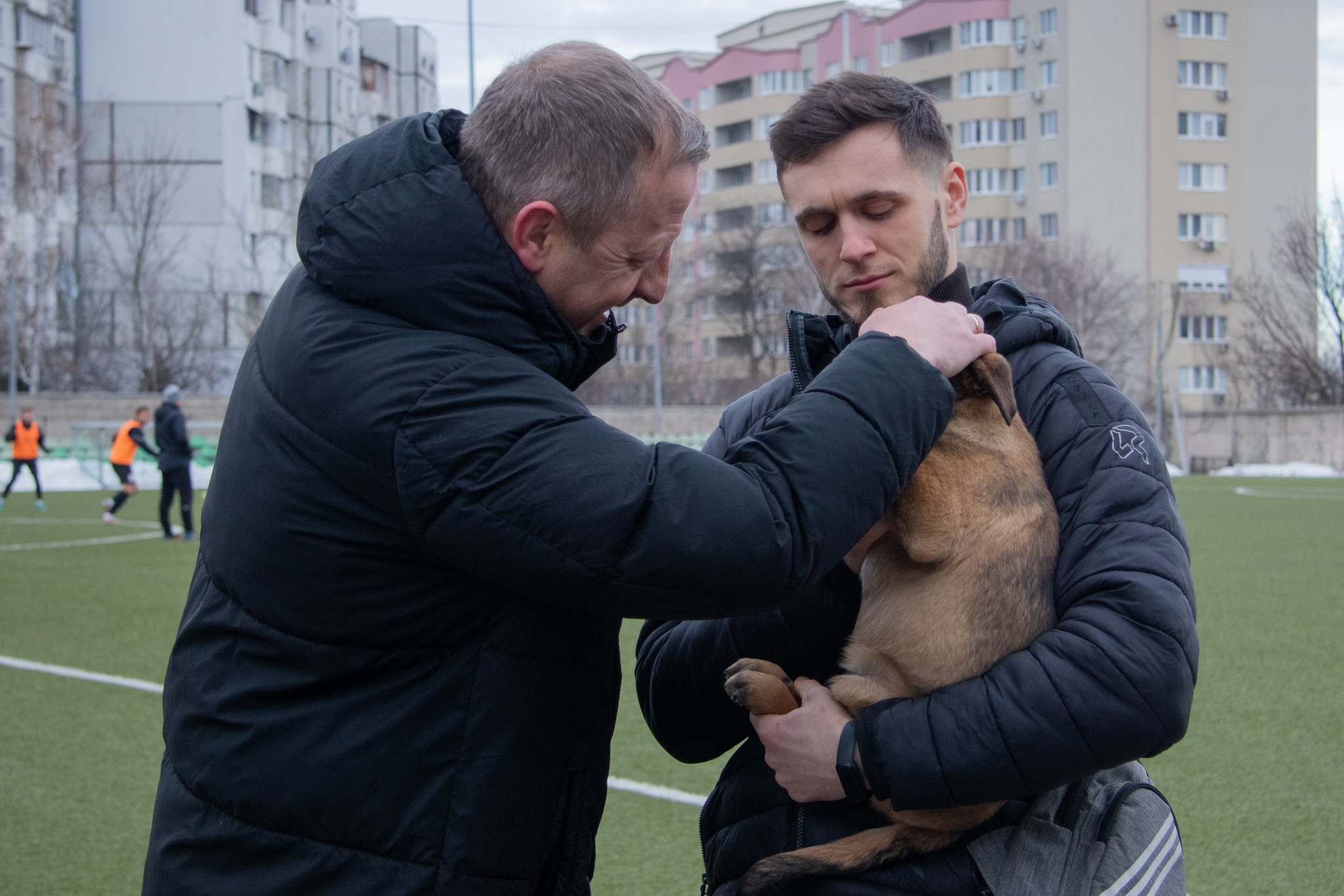 FOTO Adoptă un animal. Fotbaliștii de la Zimbru Chișinău au ieșit pe teren cu cățeluși în brațe