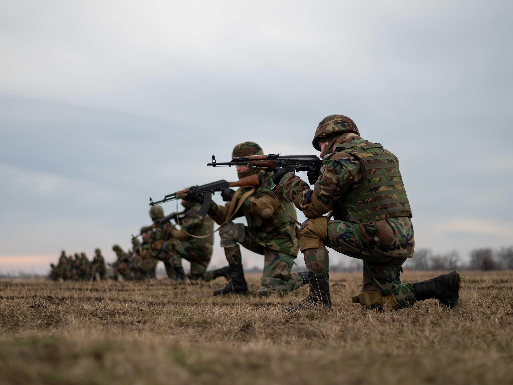 FOTO Militari moldoveni instruiți în România. Vor exersa executarea tragerilor de luptă