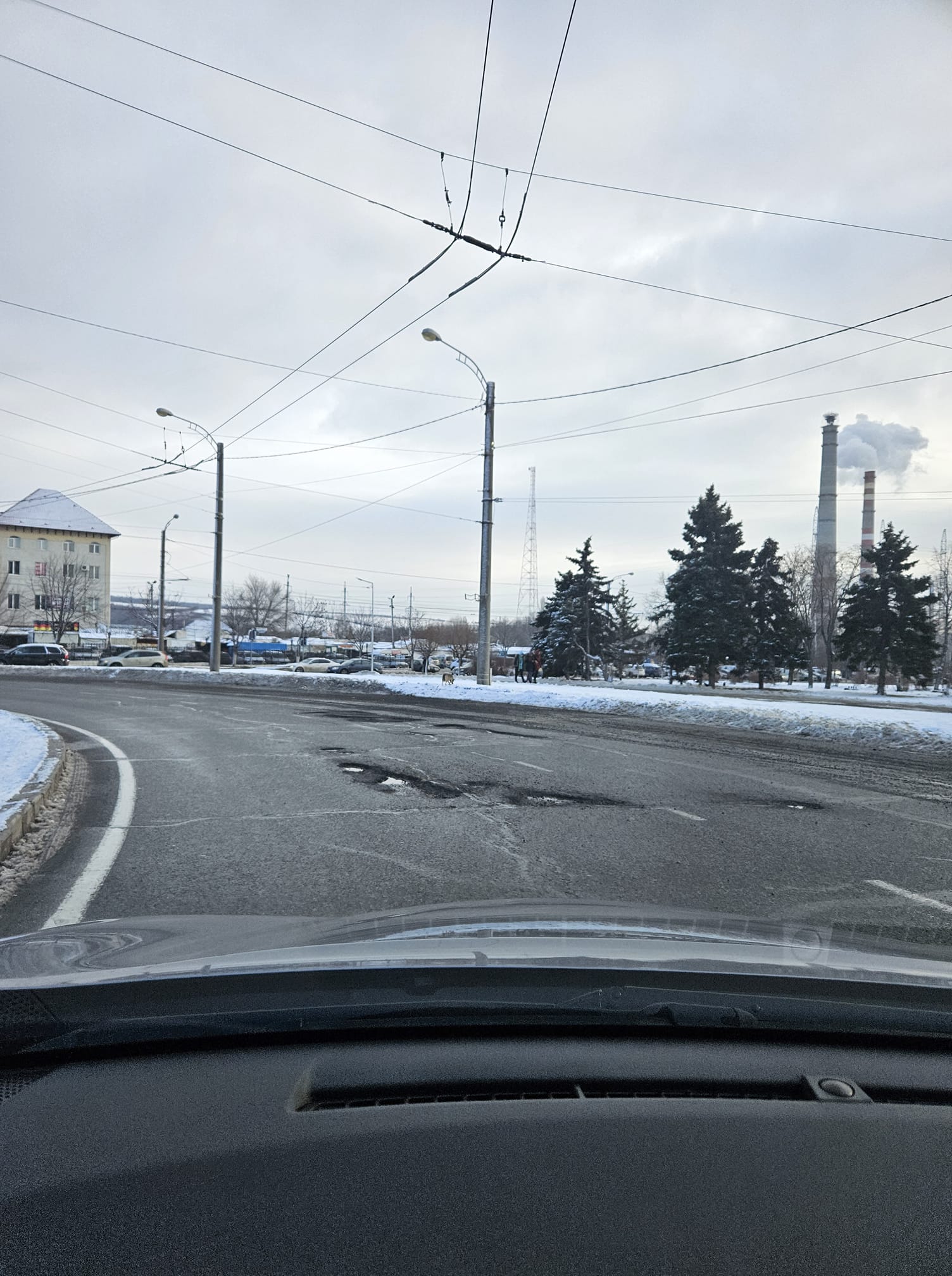 FOTO Zăpada s-a topit, gropile au „răsărit”. Primăria Chișinău spune că le „plombează” cu asfalt rece
