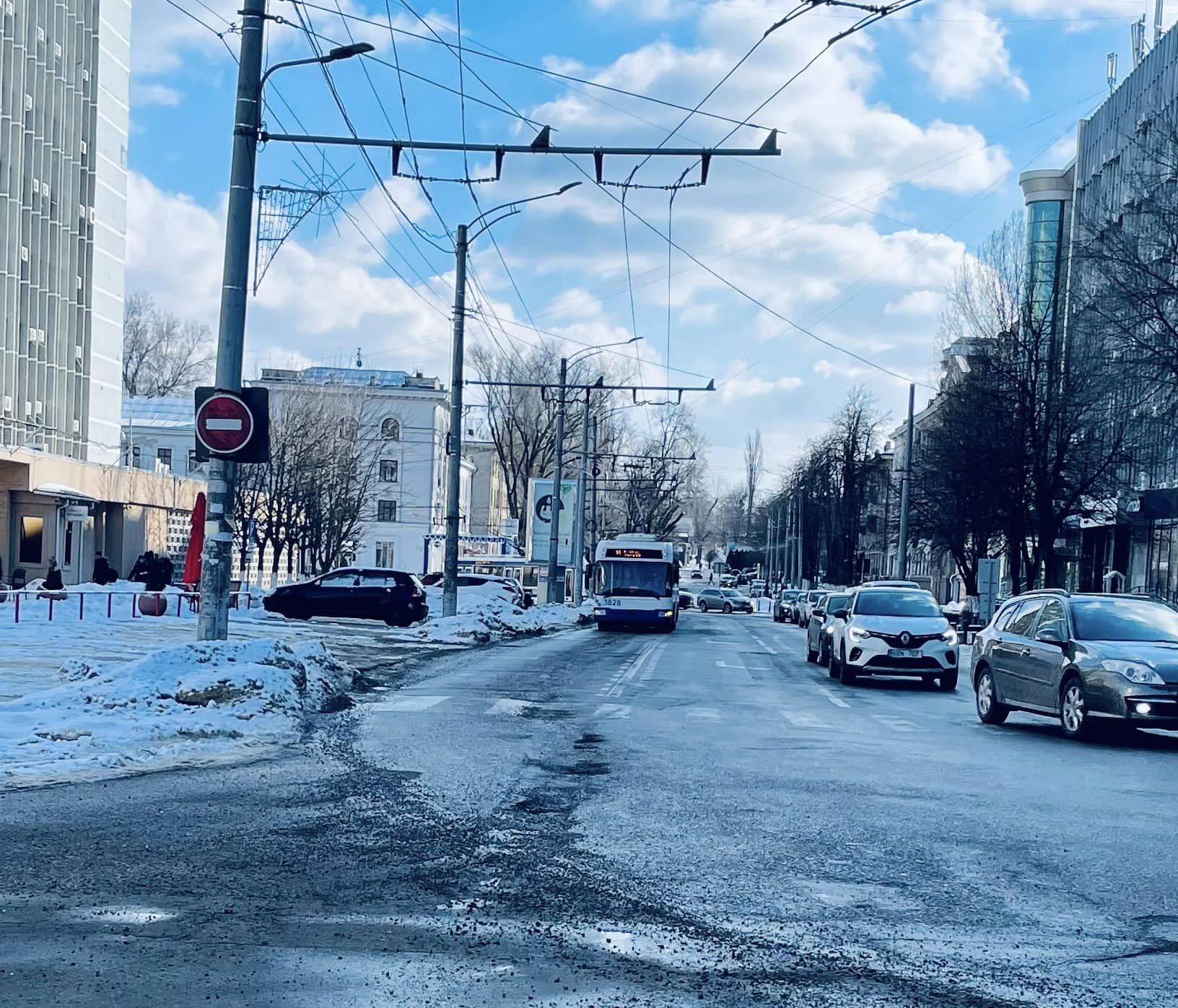 FOTO Zăpada s-a topit, gropile au „răsărit”. Primăria Chișinău spune că le „plombează” cu asfalt rece