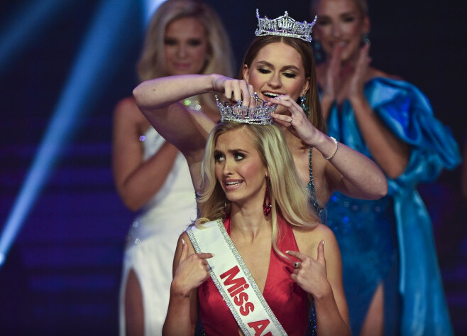 FOTO/VIDEO Titlul de Miss America, câștigat pentru prima dată de o militară. Are 22 de ani și pilotează avioane de la 16 ani