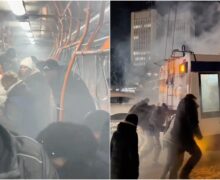 (ВИДЕО) В Кишиневе на ходу задымился троллейбус. Управление электротранспорта объяснило, что произошло