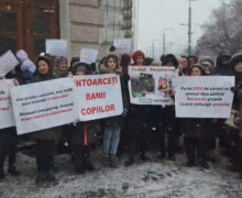 (ВИДЕО) В Кишиневе родители вышли на протест против закрытия групп продленного дня в школах города. Что сказали в мэрии?