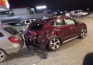 (ВИДЕО) В Ставченах водитель автомобиля скрылся с места ДТП. Он врезался в выезжающий с парковки автомобиль