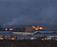 (ВИДЕО) Новое извержение вулкана в Исландии. Лава дошла до ближайшего города