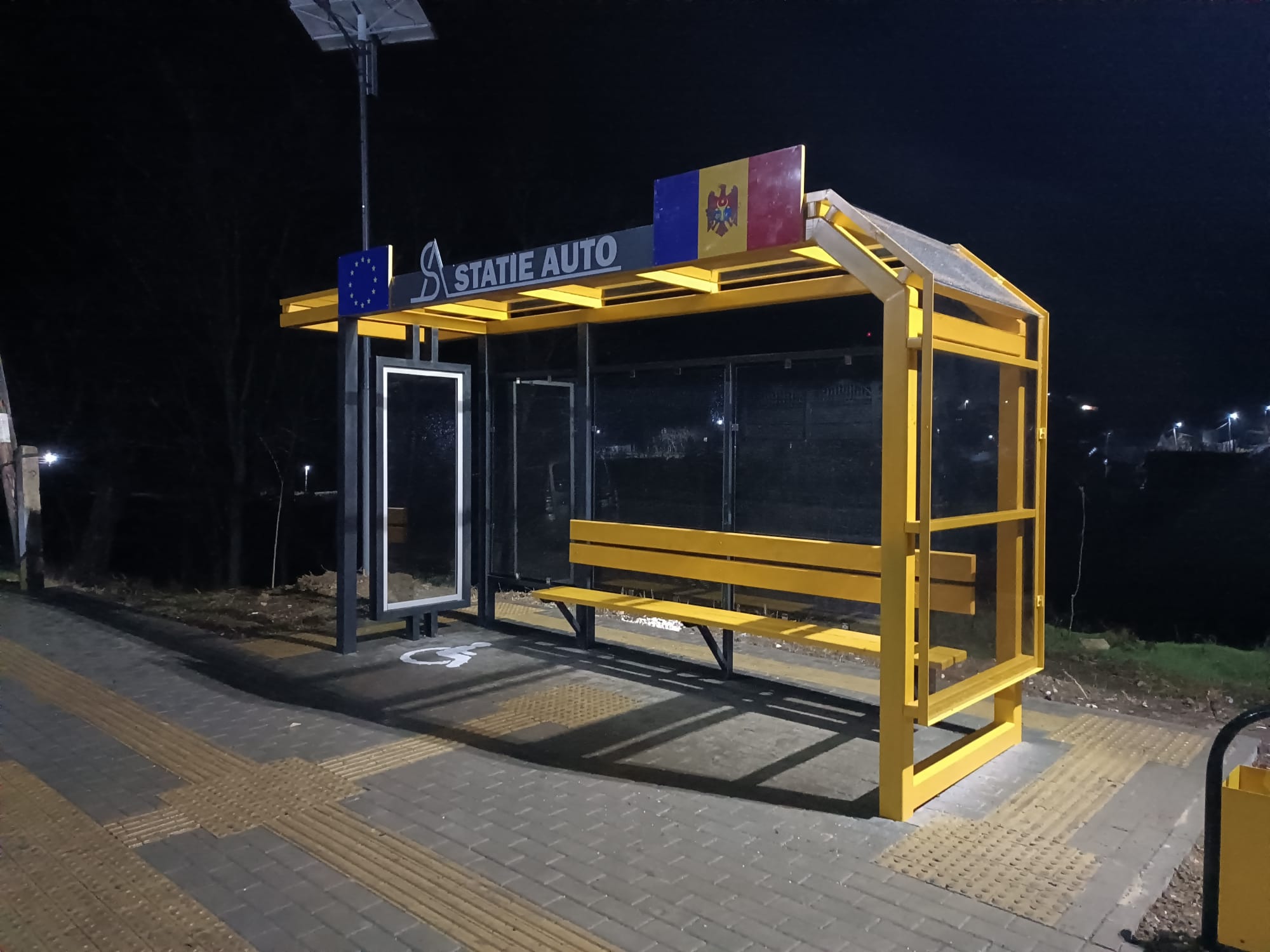 FOTO Noi stații de așteptare în Moldova. Au coșuri de gunoi, stâlpi de iluminat stradal și panouri fotovoltaice