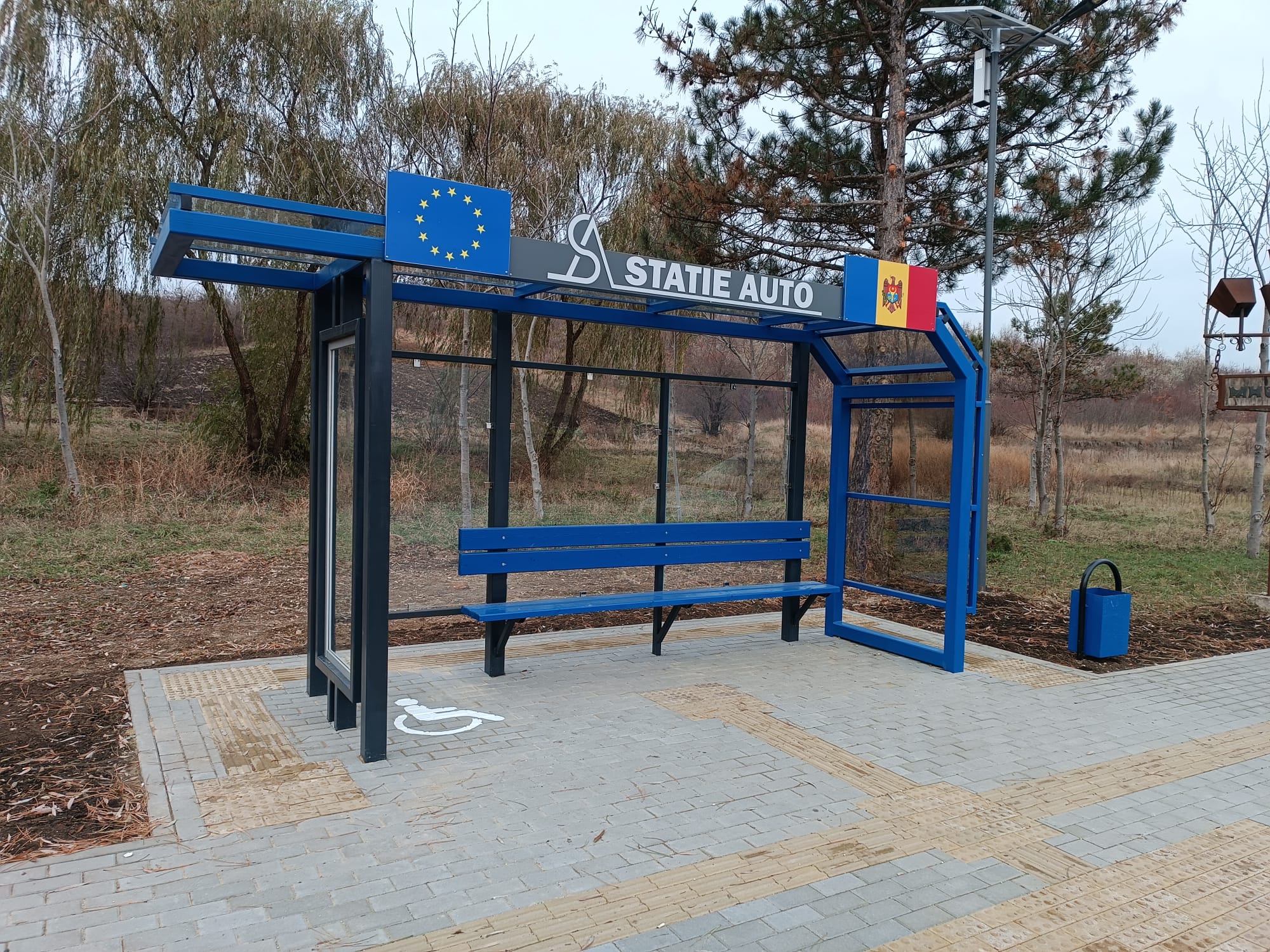 FOTO Noi stații de așteptare în Moldova. Au coșuri de gunoi, stâlpi de iluminat stradal și panouri fotovoltaice