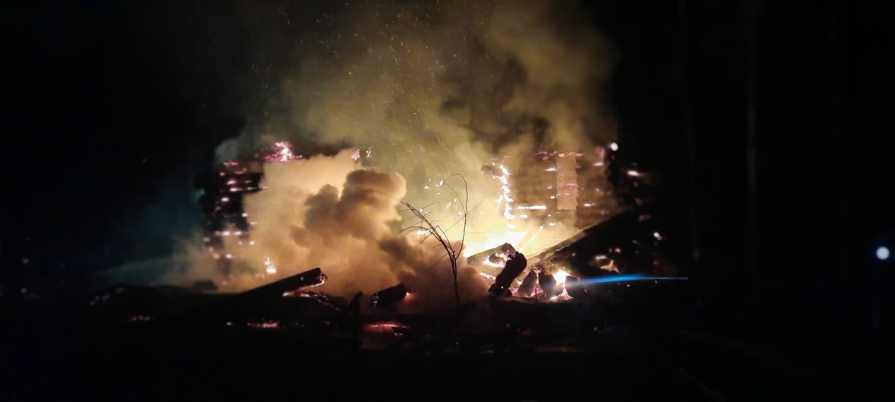 FOTO Incendiu la baza de odihnă din Sadova, care îi aparține fratelui lui Igor Dodon: O casă din lemn a ars complet