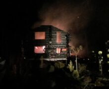FOTO Incendiu la baza de odihnă din Sadova, care îi aparține fratelui lui Igor Dodon: O casă din lemn a ars complet