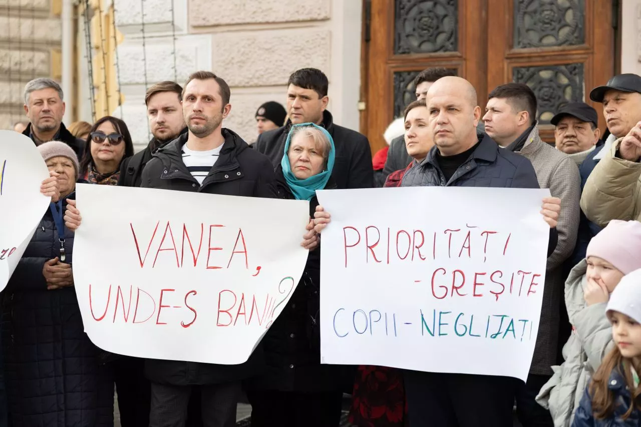 Primăria Chișinău nu va mai finanța grupele cu program prelungit. Consilierii municipali PAS au ieșit la protest: „Vanea, unde-s banii?”