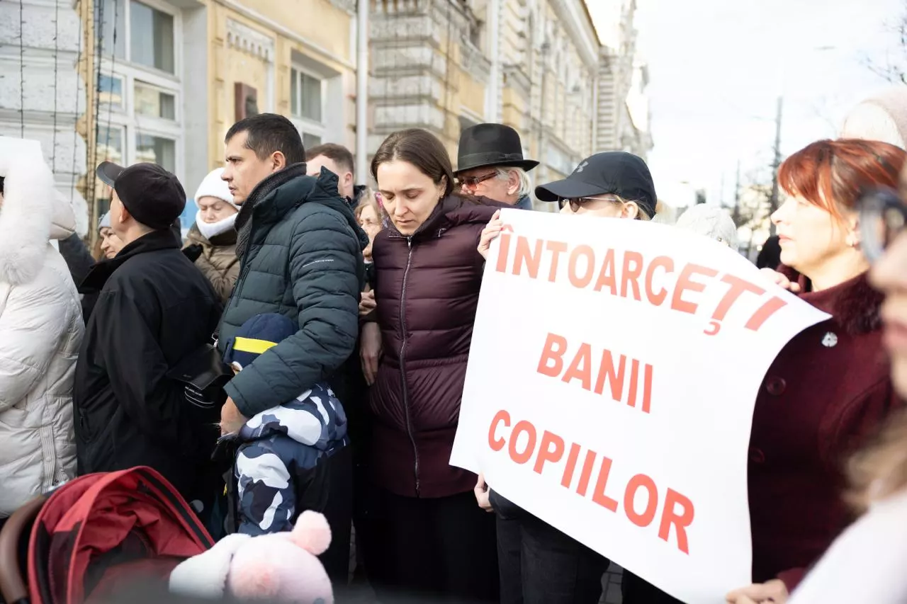 Primăria Chișinău nu va mai finanța grupele cu program prelungit. Consilierii municipali PAS au ieșit la protest: „Vanea, unde-s banii?”