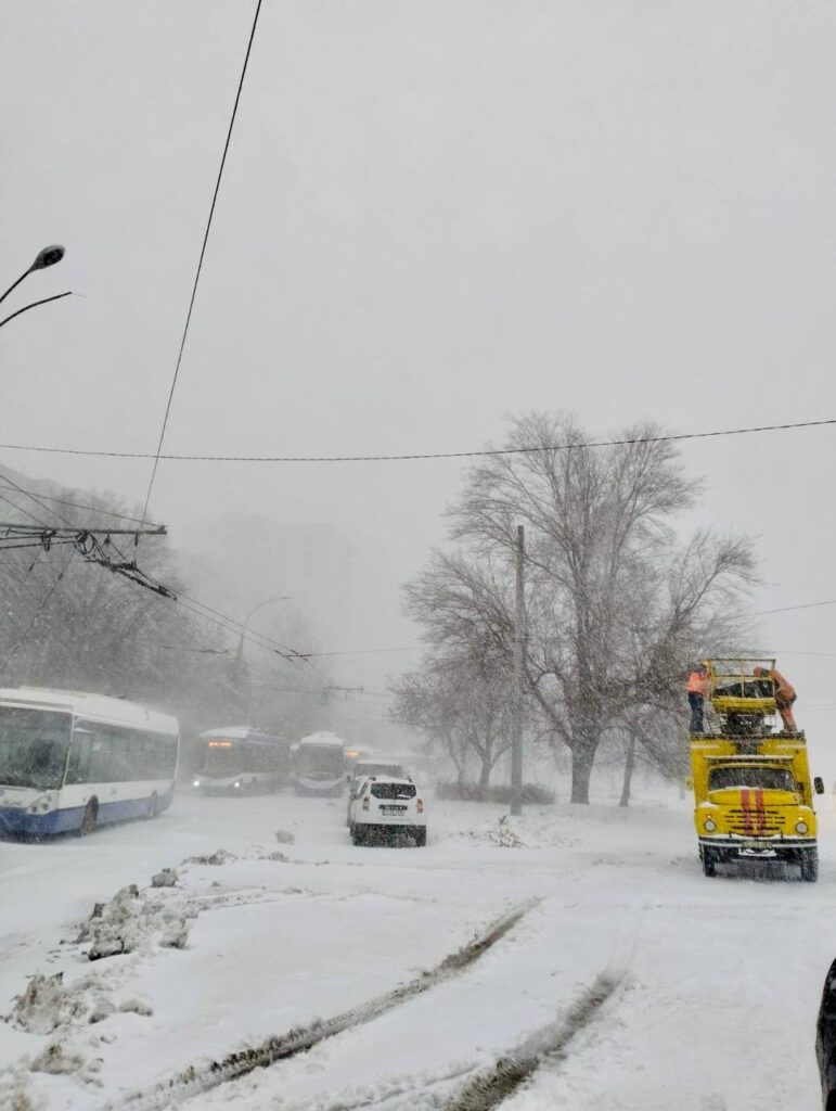 (ФОТО) Снегопад в Молдове. Кишинев под снегом, десятки населенных пунктов без электричества, школьникам продлили каникулы