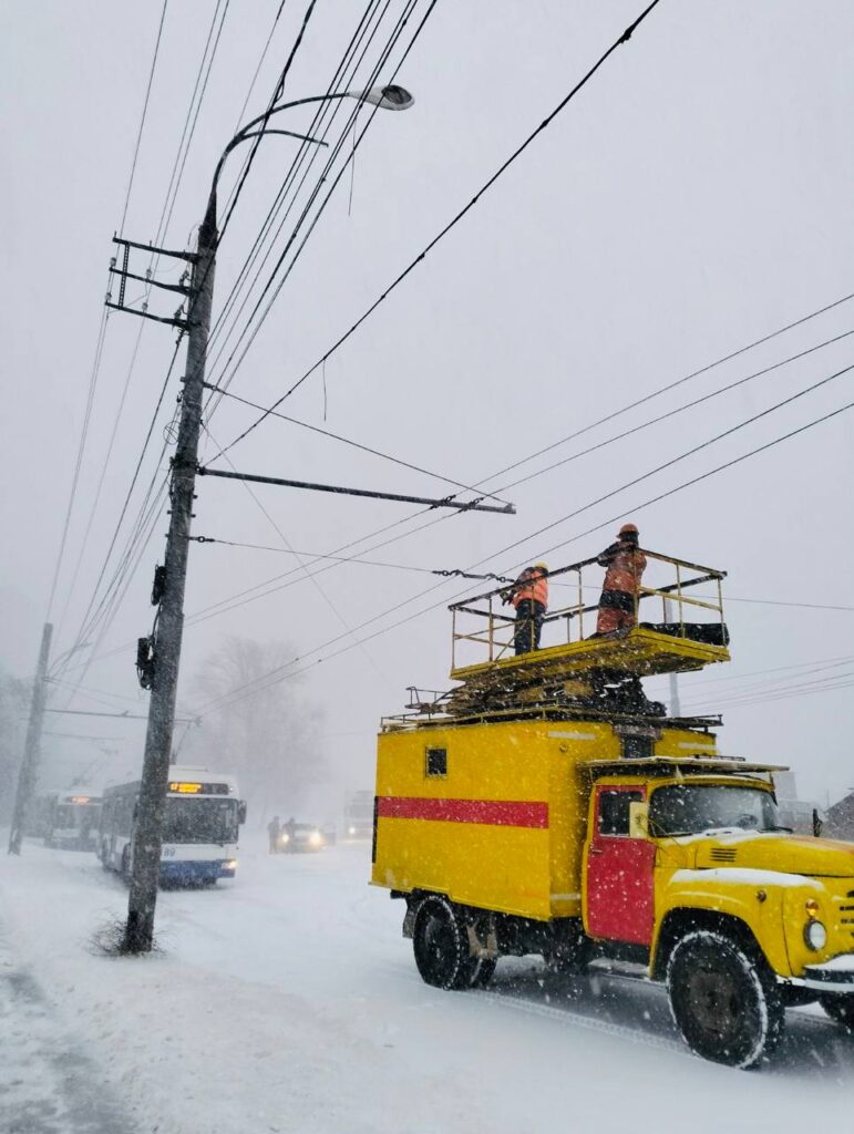 FOTO/VIDEO Troleibuzele din Chișinău nu vor circula până la ora 16:00, din cauza ninsorii abundente