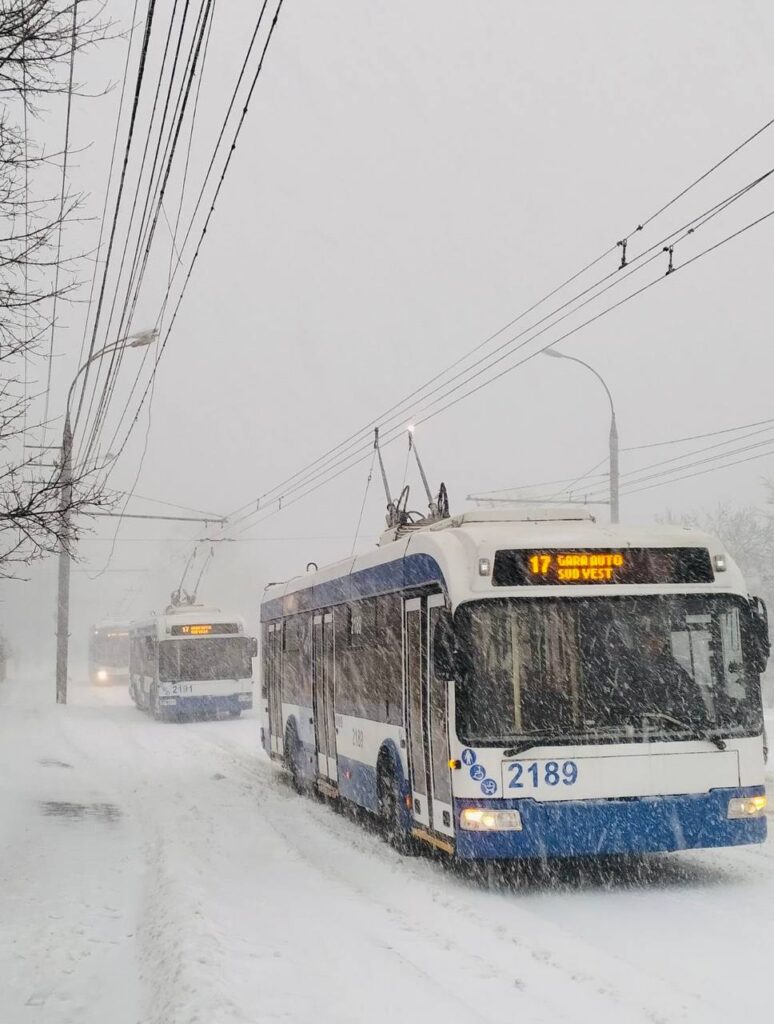 FOTO/VIDEO Troleibuzele din Chișinău nu vor circula până la ora 16:00, din cauza ninsorii abundente