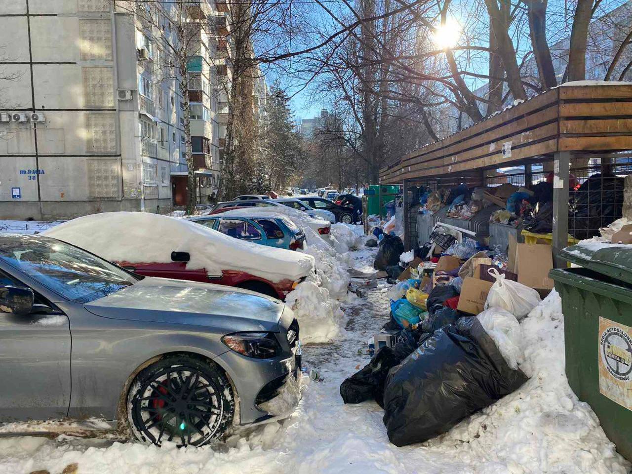 FOTO Chișinăul, inundat nu doar de zăpadă, dar și de gunoi. Ceban a găsit „vinovatul”: parcați în alte locuri