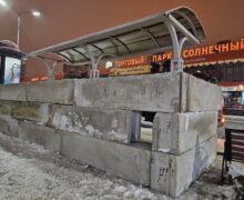 (ФОТО) В Белгороде остановки начали обкладывать бетонными блоками