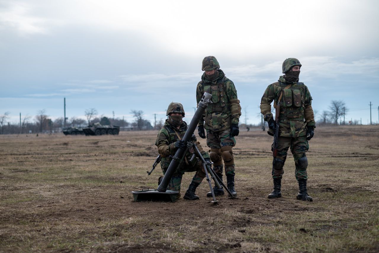 FOTO Militari moldoveni instruiți în România. Vor exersa executarea tragerilor de luptă