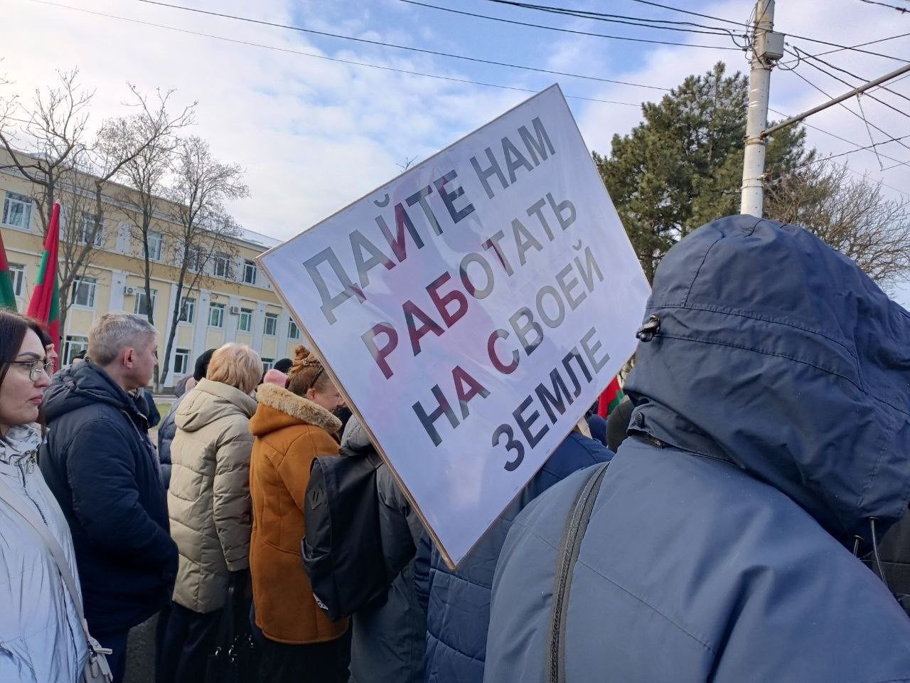 (ВИДЕО) В Тирасполе проходит массовый митинг против введения Кишиневом таможенных пошлин для приднестровских компаний