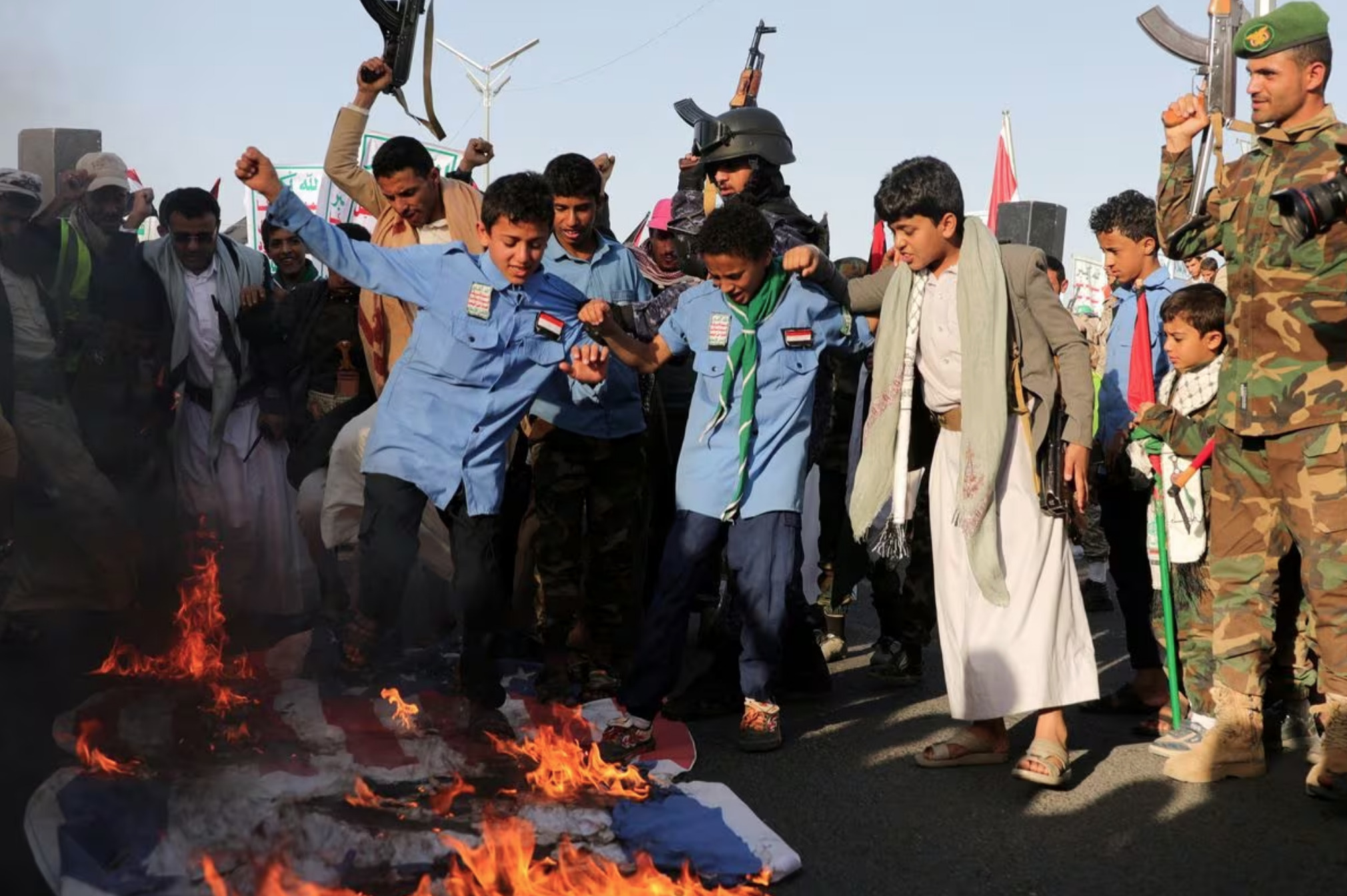 (ФОТО) Десятки тысяч человек вышли на демонстрации в Йемене после авиаударов США и Великобритании