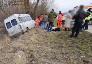 В Яловенском районе маршрутка с пассажирами врезалась в дерево. Четыре человека попали в больницу