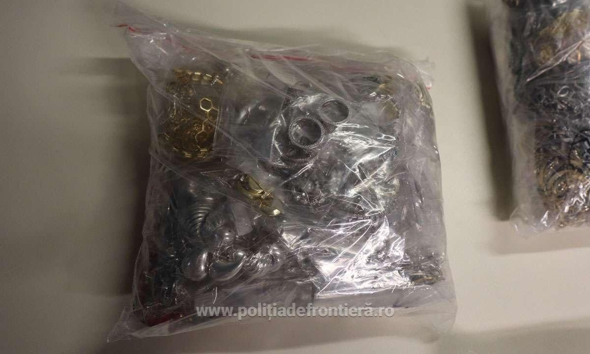 FOTO România: 19 kilograme de bijuterii, descoperite în bagajul de mână al unei pasagere la Aeroportul Otopeni