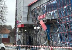 (ФОТО, ВИДЕО) В российском Белгороде попал под обстрел торговый центр. Есть погибшие и раненые