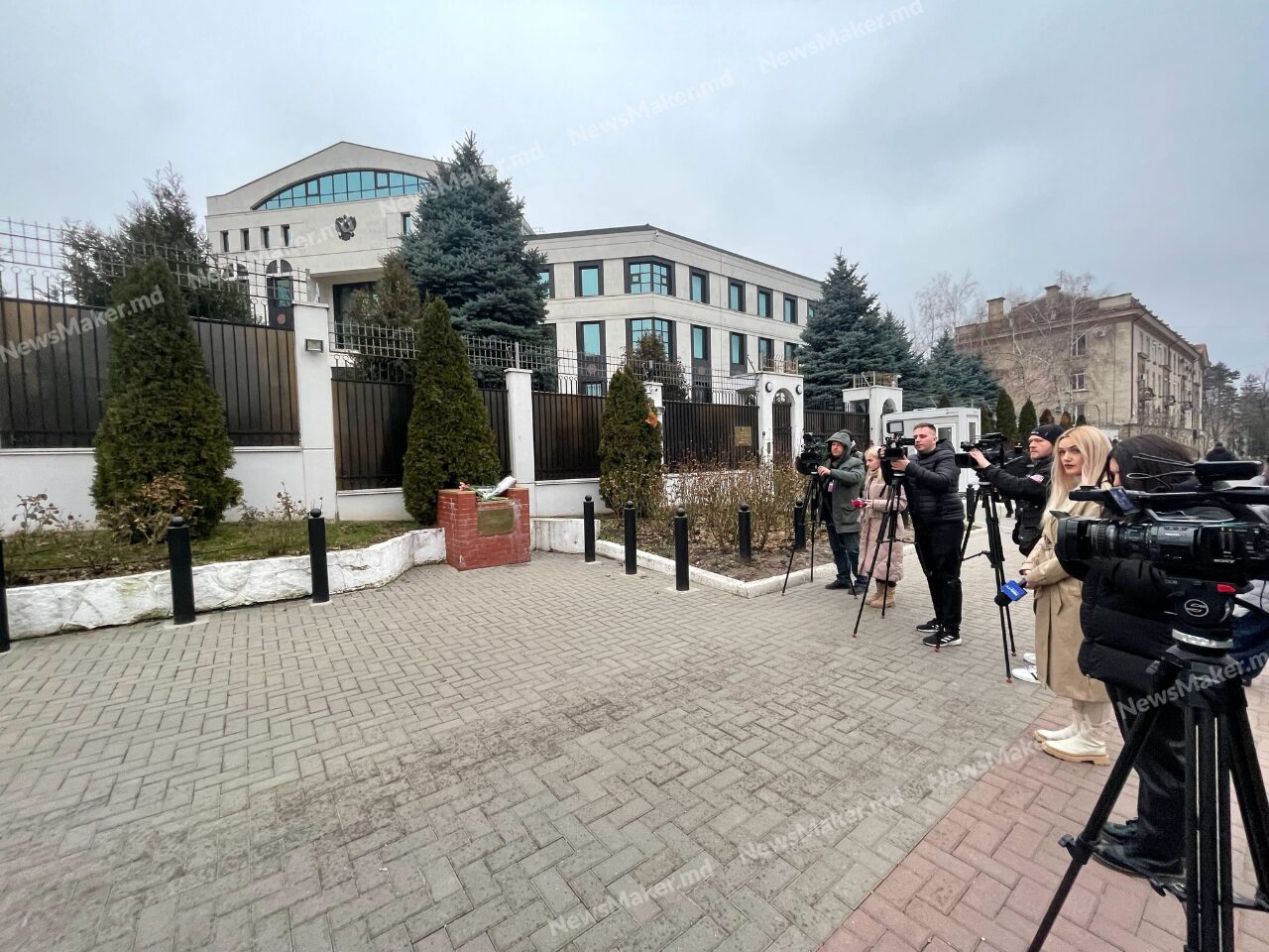 (Стрим NM) Жители Кишинева несут цветы к российскому посольству в память об Алексее Навальном