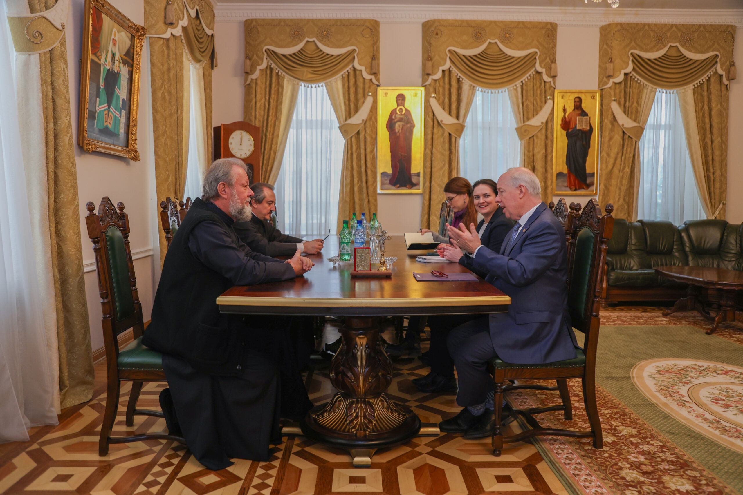 FOTO Ambasadorul SUA și mitropolitul Vladimir, întâlnire la Chișinău: „Și-a exprimat disponibilitatea de a coopera cu mitropolia”