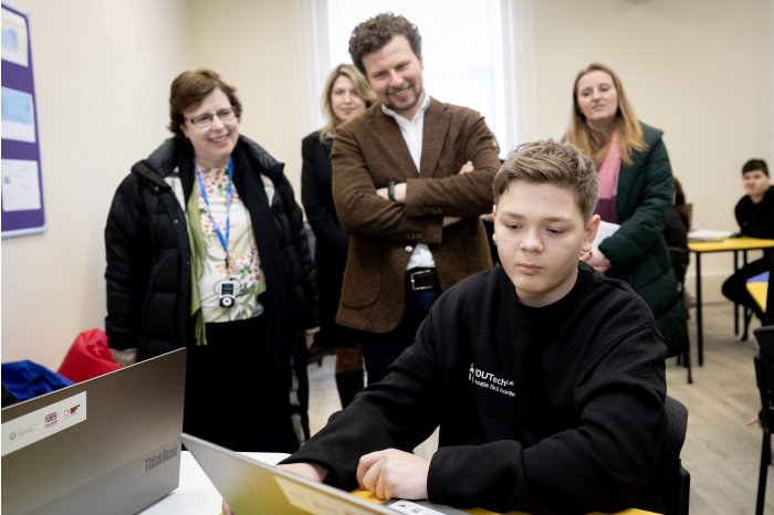 În 81 de școli din Moldova vor fi create laboratoare digitale. Perciun: O soluție inclusiv pentru învățarea la distanță a copiilor din Ucraina