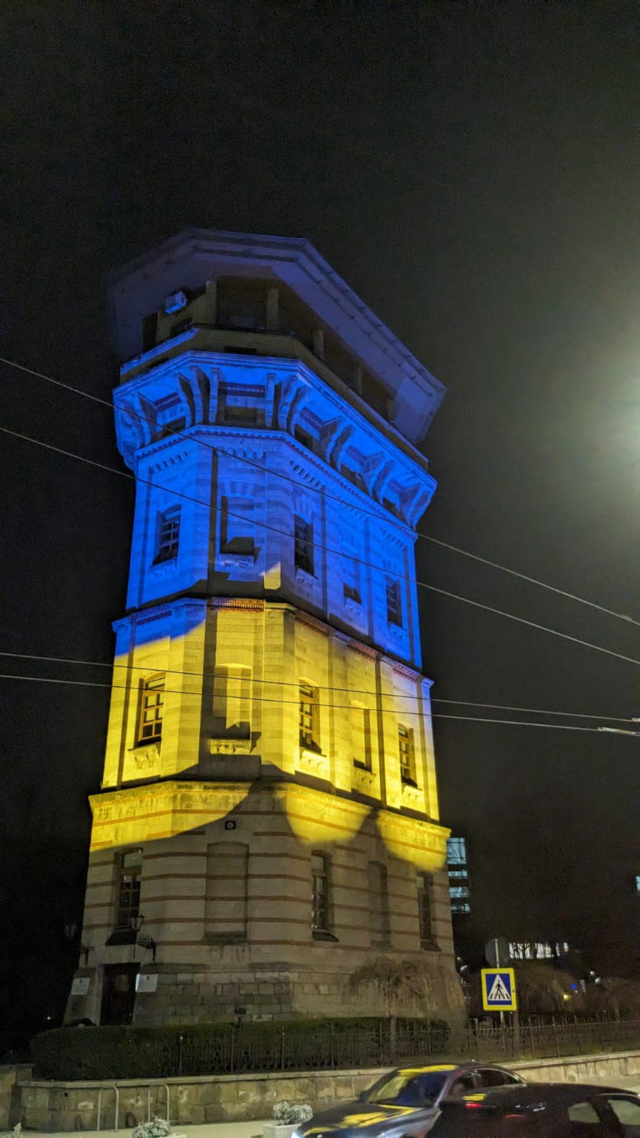 Clădirea Muzeului de Istorie a Orașului Chișinău, iluminată în albastru și galben: „În semn de solidaritate cu Ucraina, care își apără libertatea”