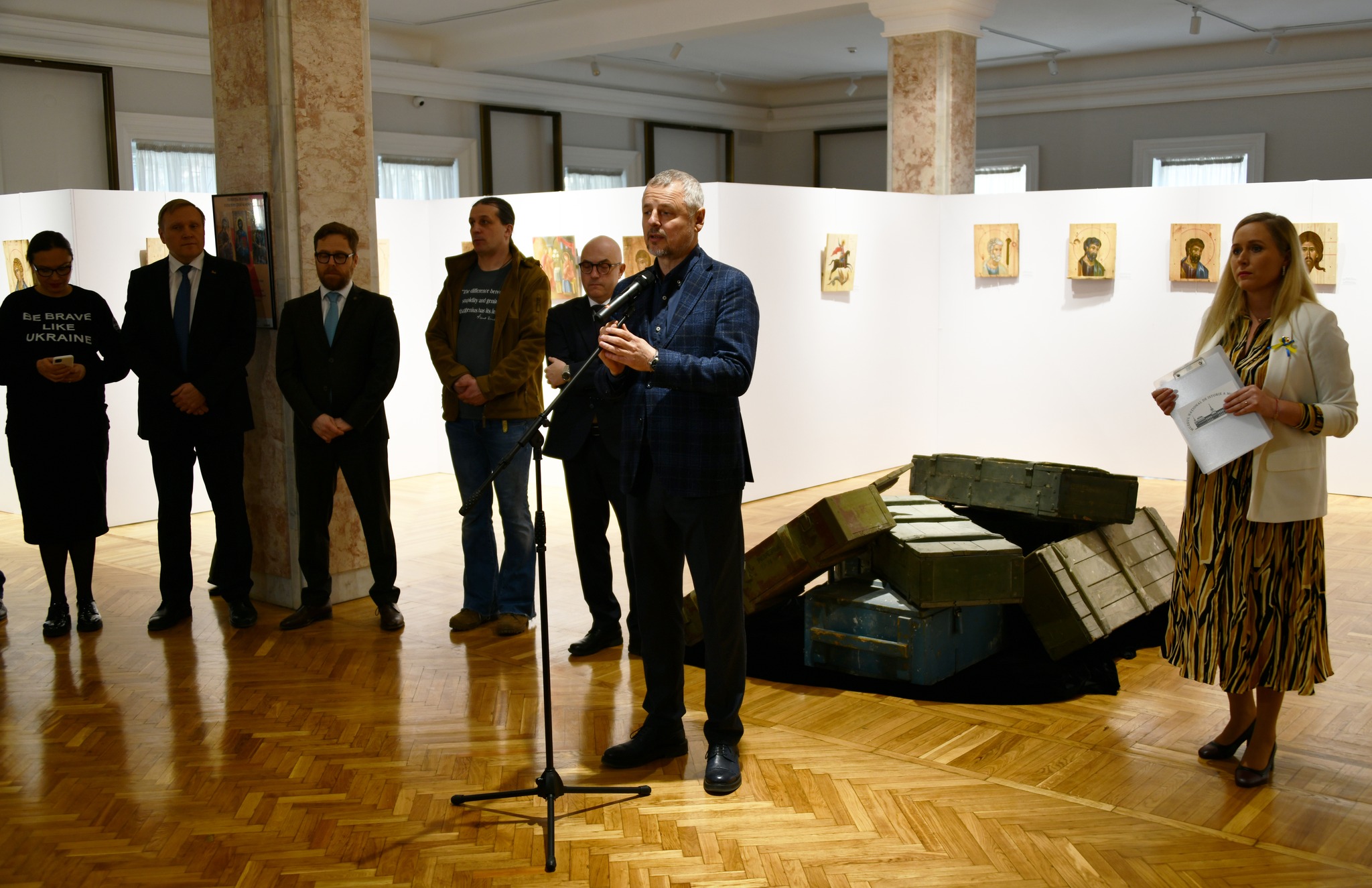(ФОТО) В Кишиневе открылась выставка икон, написанных на ящиках для боеприпасов