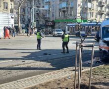 (ВИДЕО) В центре Кишинева произошло ДТП с участием машины скорой помощи. Есть пострадавшие