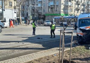 (ВИДЕО) В центре Кишинева произошло ДТП с участием машины скорой помощи. Есть пострадавшие