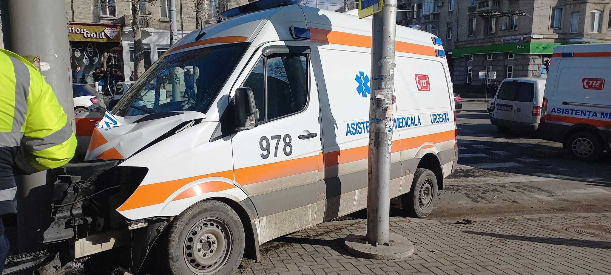 (FOTO/VIDEO) O ambulanță, cu pacient și girofarul conectat, s-a ciocnit cu un automobil în centrul capitalei: 4 persoane - transportate la spital
