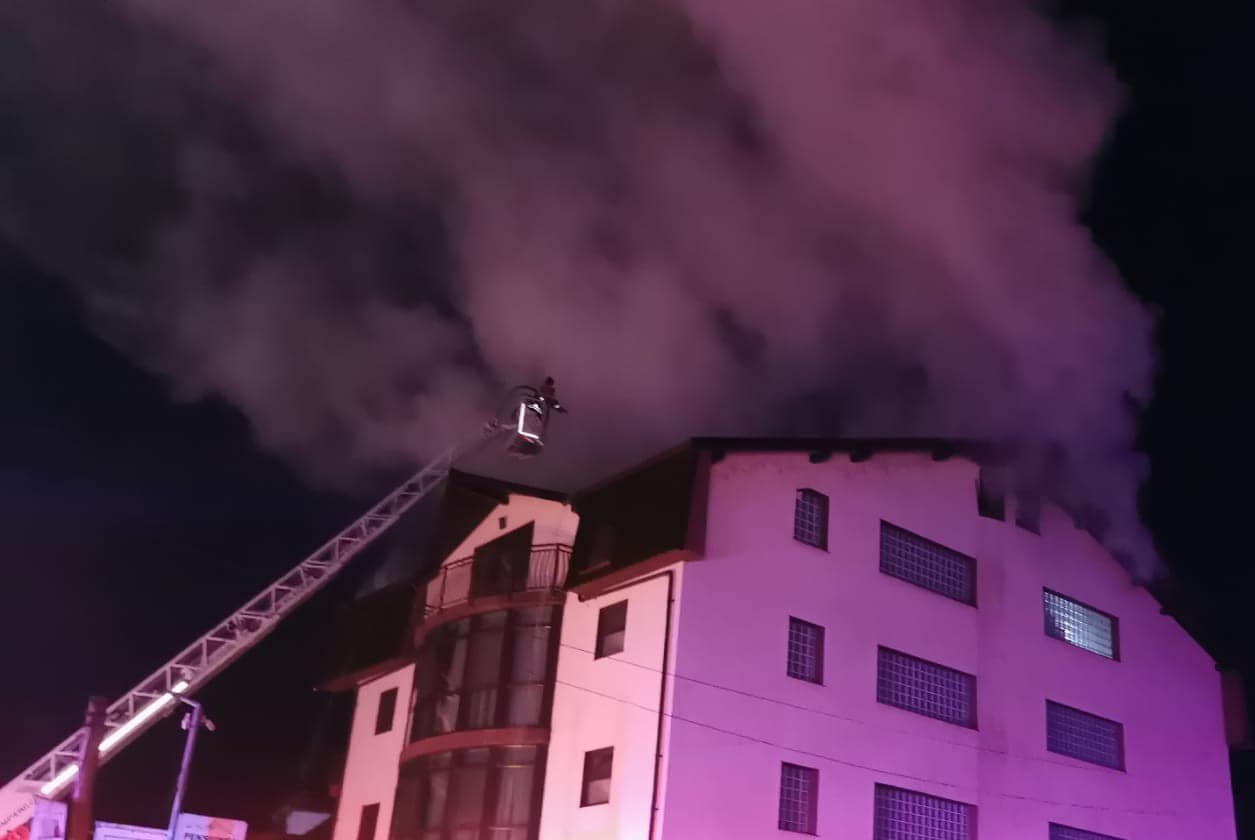 FOTO/VIDEO Încă o pensiune din România, în flăcări: 9 persoane au reuşit să se evacueze. Un angajat a decedat