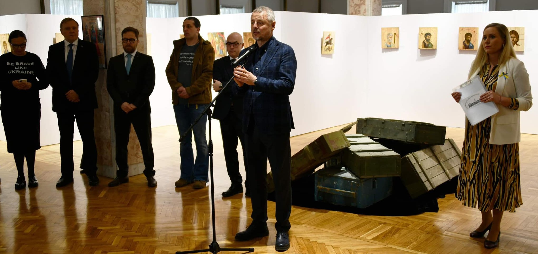 FOTO „Icoane pictate pe cutii de muniție”: Expoziție inaugurată la Chișinău de artiști ucraineni, la doi ani de război