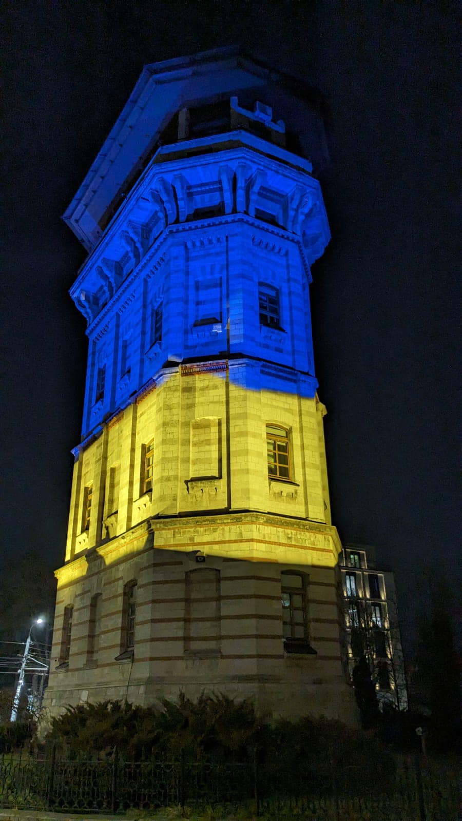 Clădirea Muzeului de Istorie a Orașului Chișinău, iluminată în albastru și galben: „În semn de solidaritate cu Ucraina, care își apără libertatea”