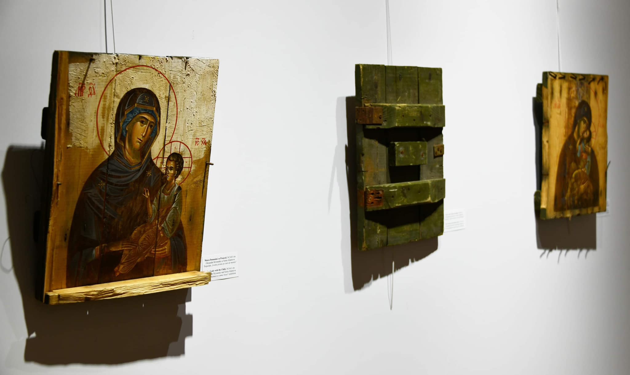(ФОТО) В Кишиневе открылась выставка икон, написанных на ящиках для боеприпасов