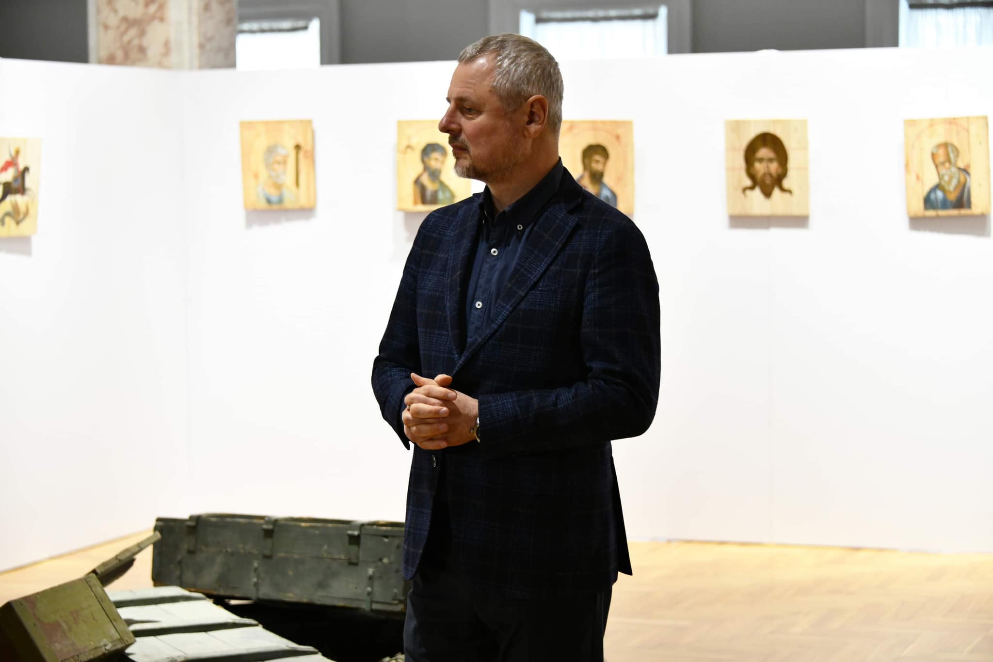 FOTO „Icoane pictate pe cutii de muniție”: Expoziție inaugurată la Chișinău de artiști ucraineni, la doi ani de război