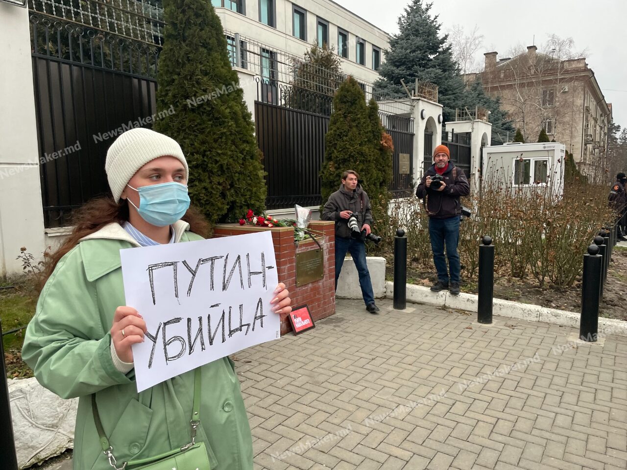 (Стрим NM) Жители Кишинева несут цветы к российскому посольству в память об Алексее Навальном