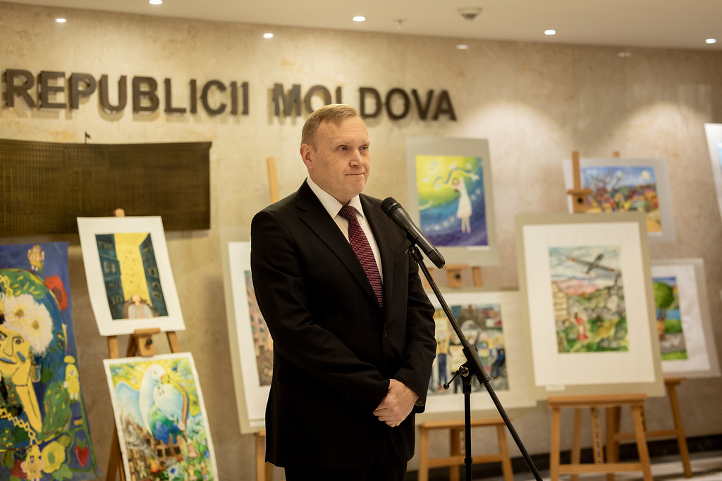 FOTO/VIDEO Desenele a 200 de copii din Moldova și Ucraina, expuse în Parlamentul de la Chișinău: expoziție dedicată păcii￼