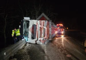 (ФОТО) В Румынии перевернулся грузовик из Молдовы