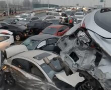 (ВИДЕО) В Китае произошла цепная авария с участием более ста машин. Несколько человек пострадали