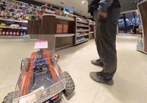 VIDEO La cumpărături în Chișinău, cu o mașină cu telecomandă. Reacția vânzătorilor