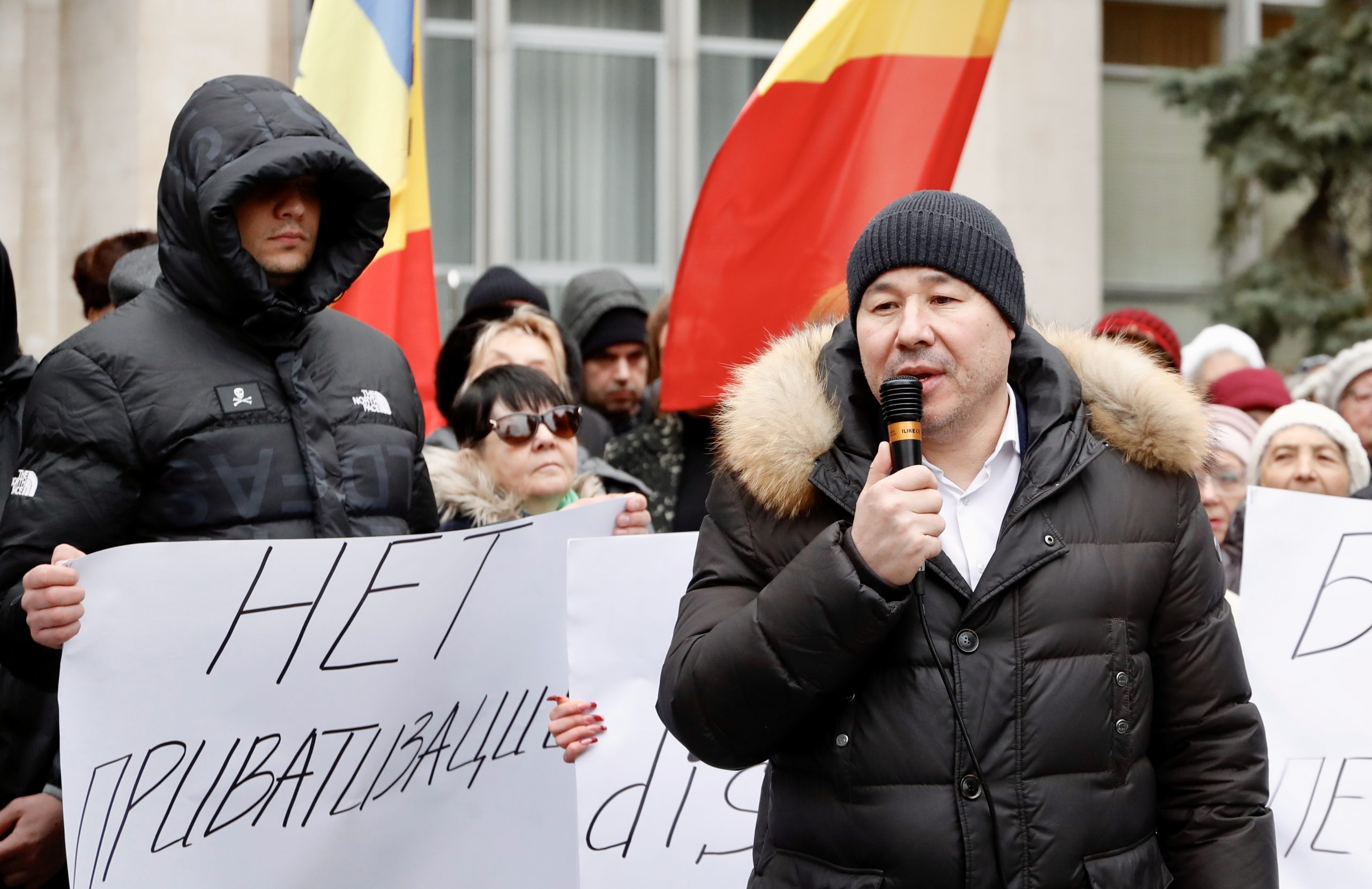Коммунисты и социалисты снова провели протест у здания правительства. Реакция властей