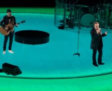 (ВИДЕО) На концерте U2 в Лас-Вегасе зрители скандировали имя Навального: Путин никогда его не произнесет