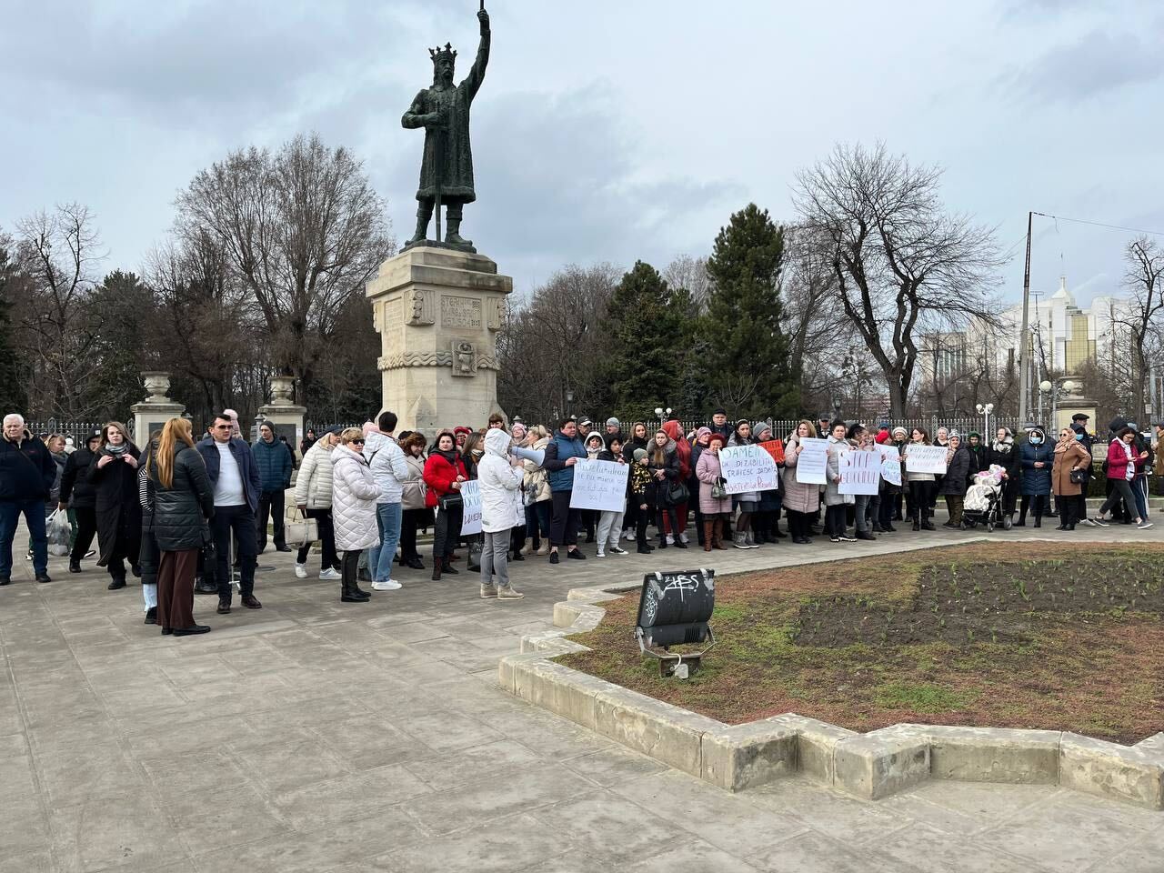 FOTO „Astăzi ne lichidează pe noi, mâine pe voi”. Asistenții personali din Chișinău au ieșit la protest 