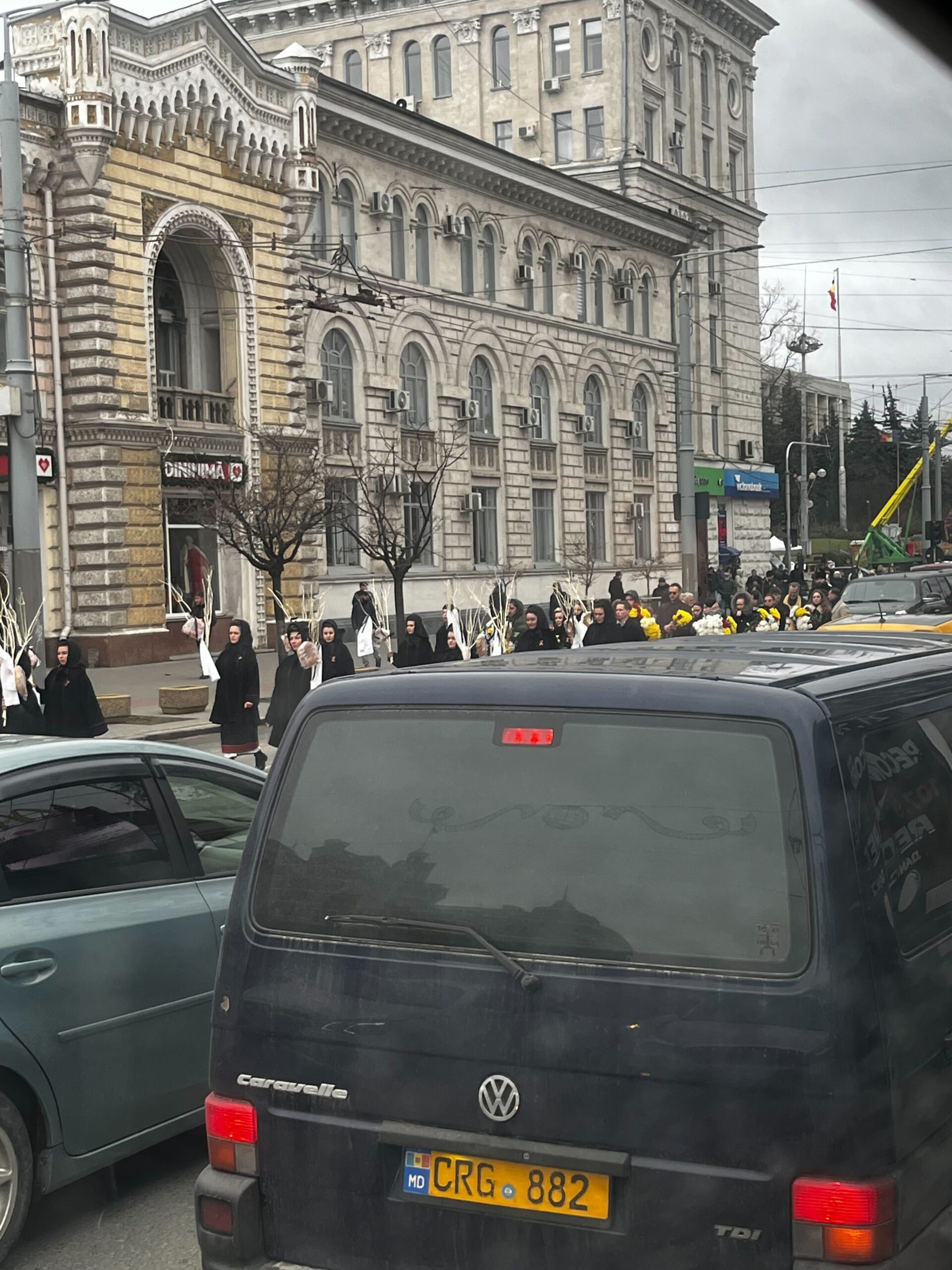 FOTO/VIDEO Maestrul Mihai Amihalachioaie, petrecut pe ultimul drum prin centrul capitalei:  „Plânge Bucovina și toată Moldova”