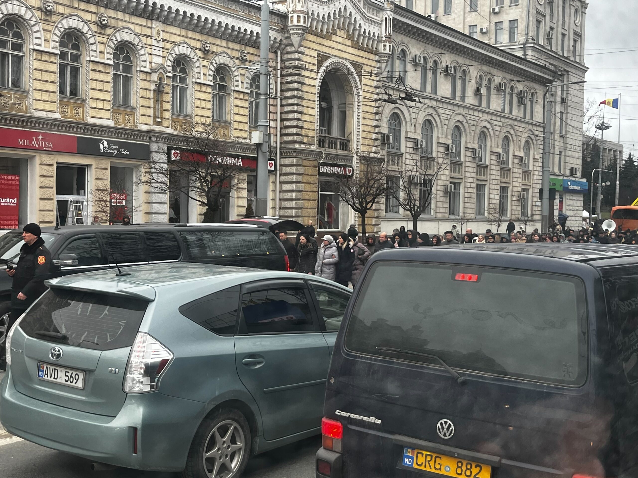 FOTO/VIDEO Maestrul Mihai Amihalachioaie, petrecut pe ultimul drum prin centrul capitalei:  „Plânge Bucovina și toată Moldova”