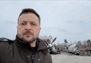 (ВИДЕО) «Может не выдержать металл, но не украинцы». Обращение Владимира Зеленского по случаю второй годовщины войны